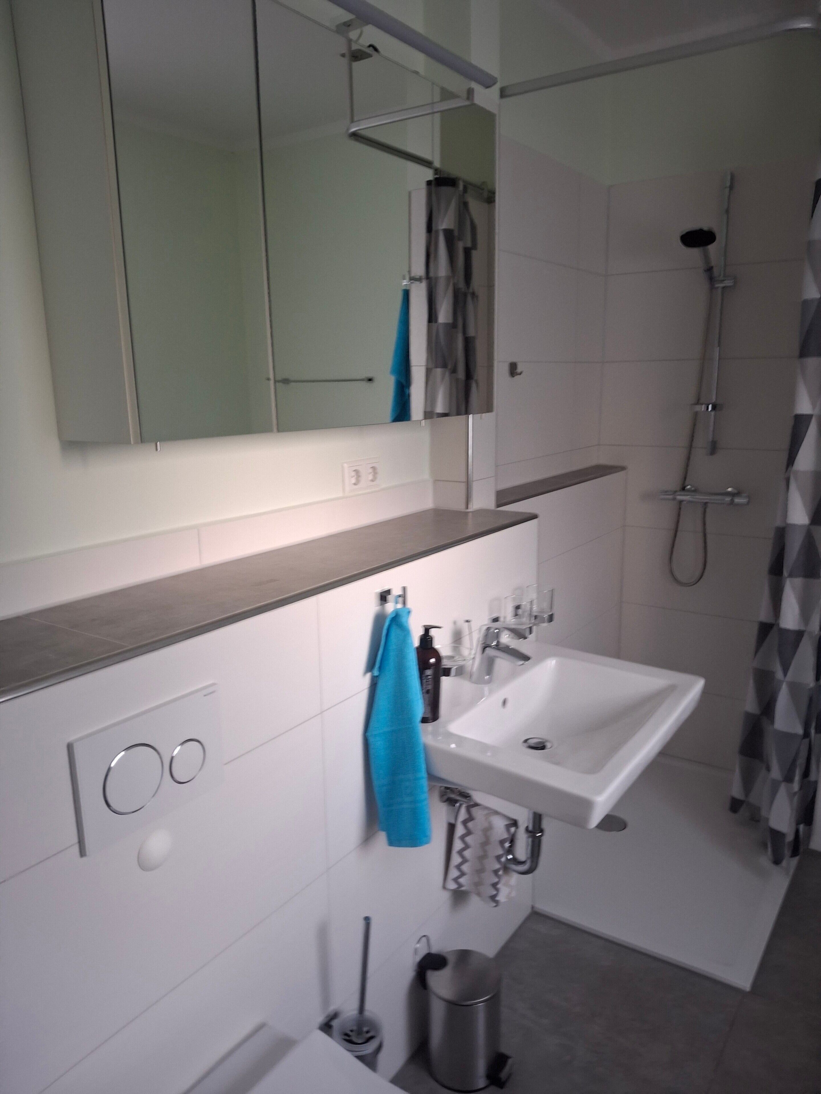 Een douche, een haardroger, handdoeken
