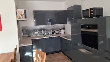 Jääkaappi, mikroaaltouuni, uuni, liesi