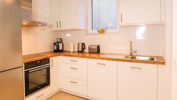 Frigorifero, forno, piano cottura, lavastoviglie