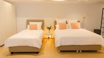 1 camera, una scrivania, ferro/asse da stiro, culla da viaggio