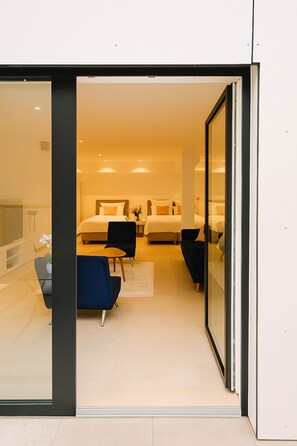 1 habitación, escritorio, tabla de planchar con plancha y cuna de viaje