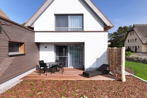 Outdoor dining - Ferienhaus Sonnenwelle - Holiday home "Sonnenwelle" - Your idyllic home away from home (Loddin)