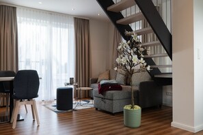 Fernseher, Tischtennisplatte, Stereoanlage