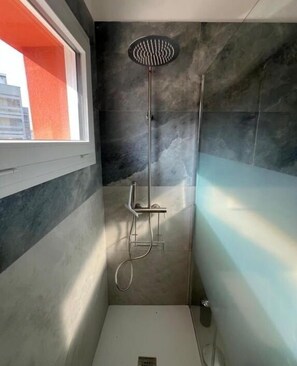 Dusche, Haartrockner, Bidet, HandtĂŒcher