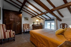 6 bedrooms, iron/ironing board, travel cot, free WiFi