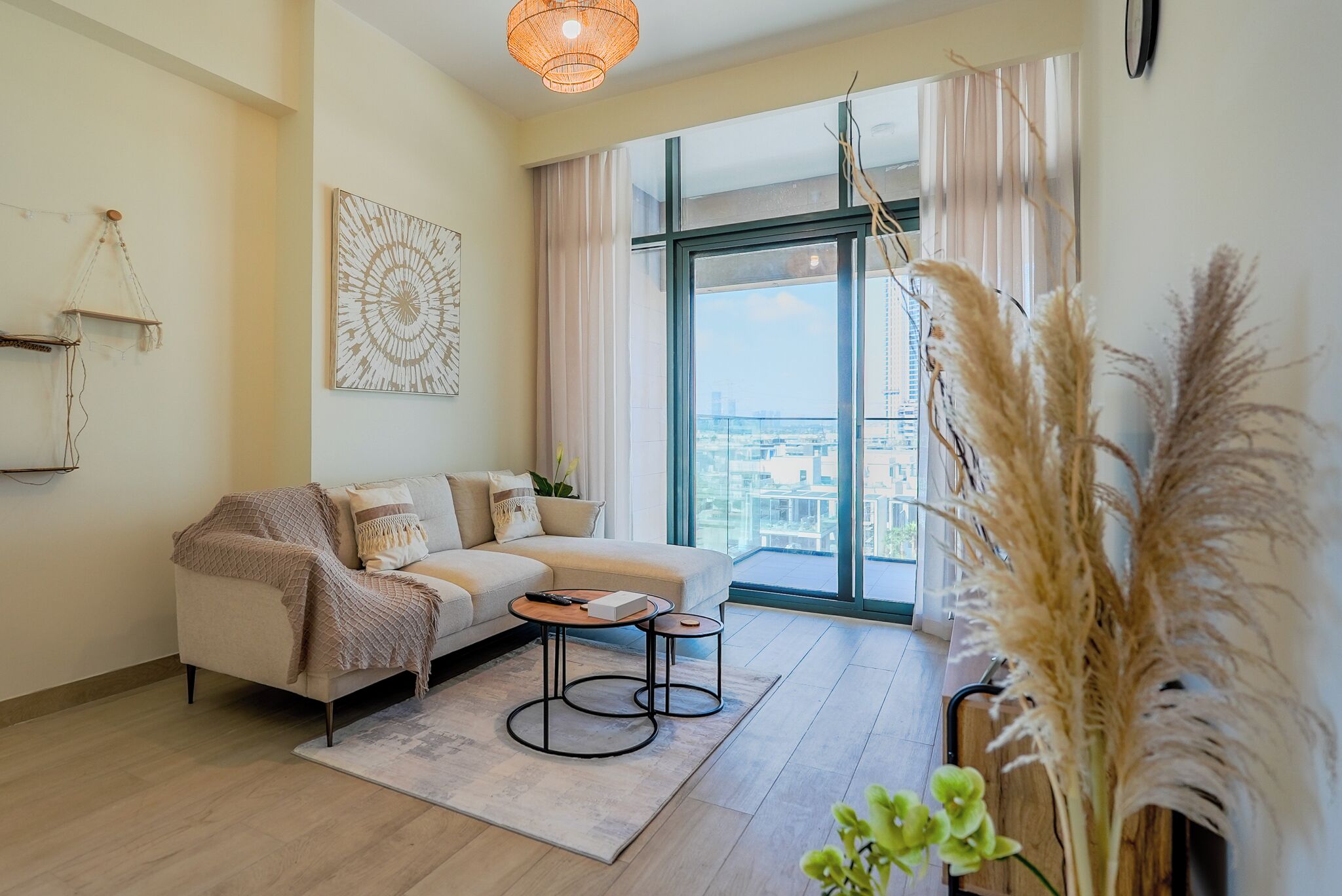 Apartamento luxo, 1 quarto, sacada, vista para a cidade | Área de estar | Smart TV 55 polegadas com canais digitais