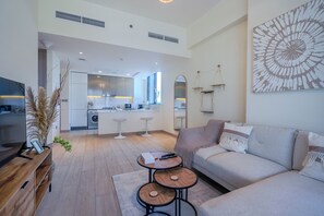 Appartement Deluxe, 1 chambre, balcon, vue sur la ville | Aire de séjour | Téléviseur connecté de 55 po avec télévision numérique