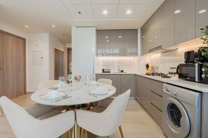 Apartemen Deluks, balkon, pemandangan kota | Dapur pribadi | Mesin espresso dan ketel listrik