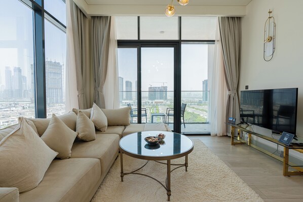 Apartemen Deluks, balkon, pemandangan kota | Area keluarga | Smart TV 55-inci dengan saluran TV digital