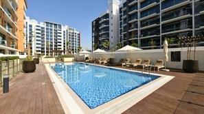 Una piscina al aire libre