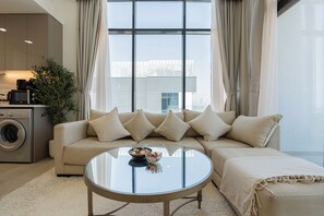 Apartemen Deluks, balkon, pemandangan kota | Area keluarga | Smart TV 55-inci dengan saluran TV digital