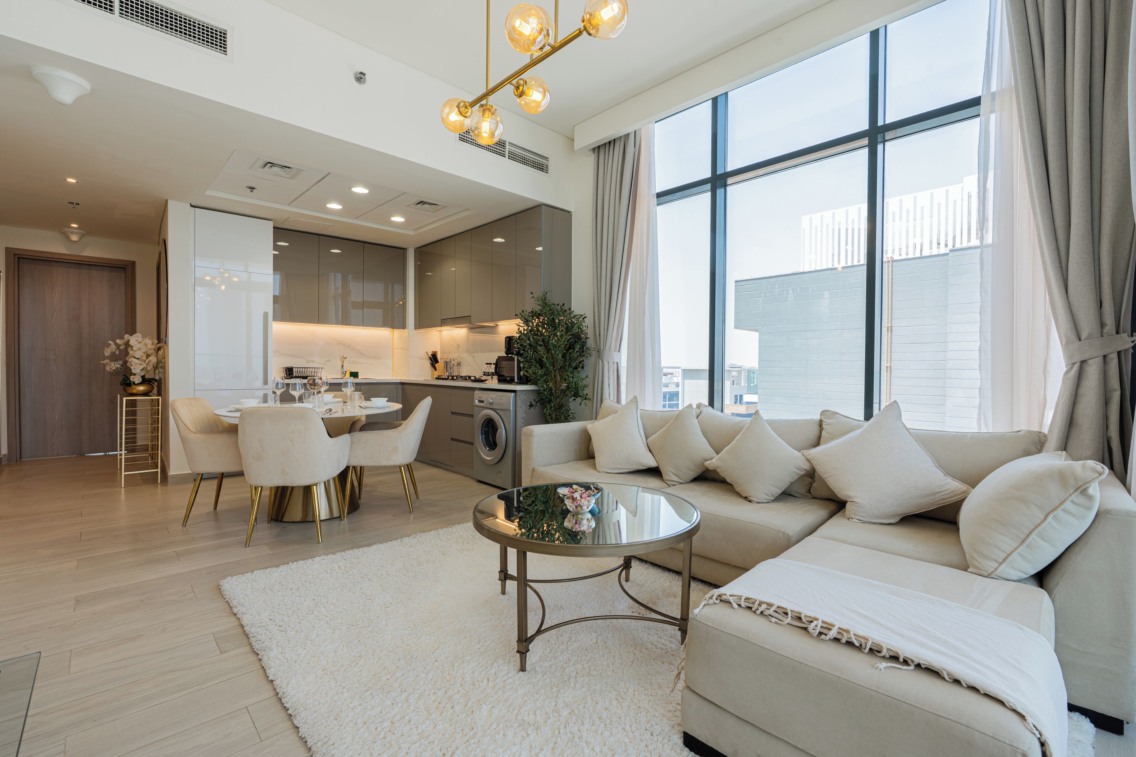 Apartamento luxo, sacada, vista para a cidade | Área de estar | Smart TV 55 polegadas com canais digitais