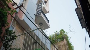 A hotel sign for Ben Thanh Retreats Hotel. - Ben Thanh Retreats Hotel (Ho Chi Minh City)