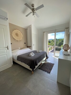 4 bedrooms, iron/ironing board, internet, bed sheets