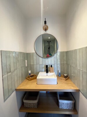 Dusche, Haartrockner, Handtücher, Toilettenpapier