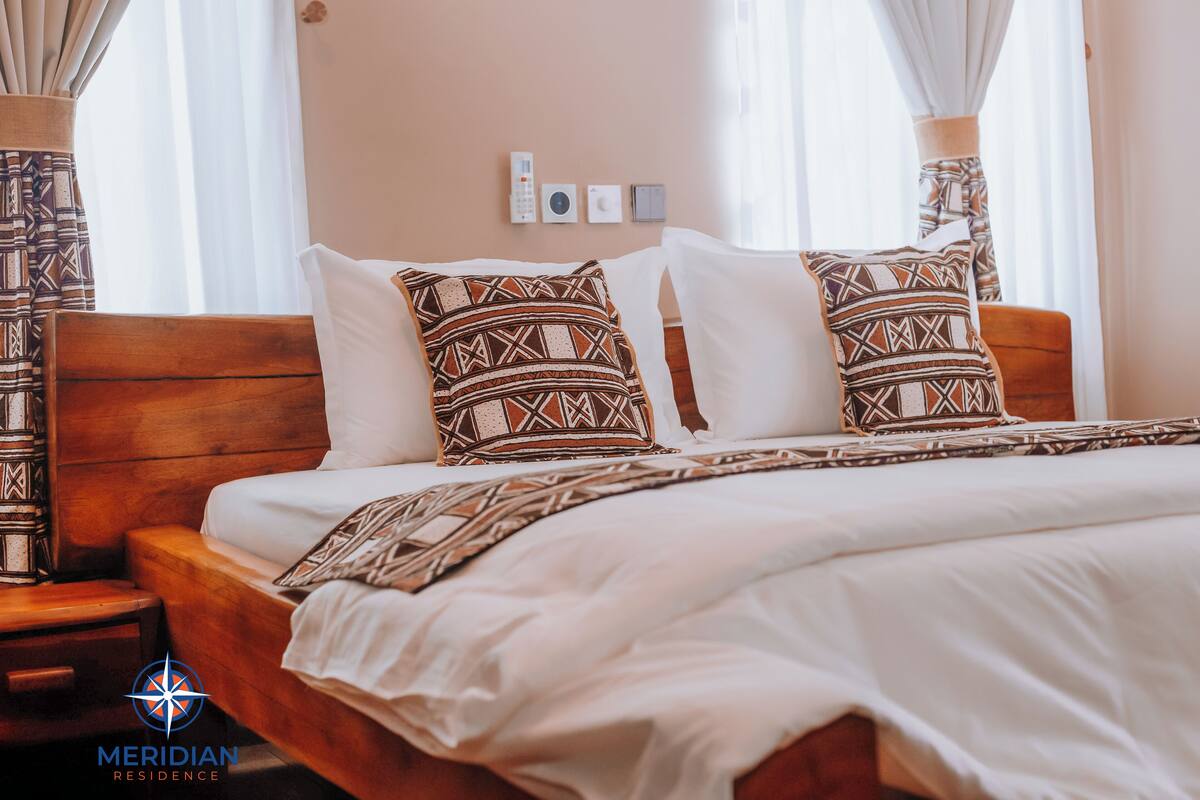 مساحة عمل للكمبيوتر المحمول وتجهيزات عازلة للصوت وواي فاي مجانًا