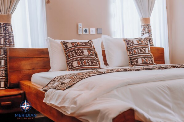 Laptop workspace, soundproofing, free WiFi - Meridian Residence (Tema)