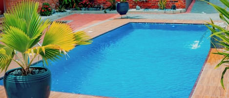 Una piscina al aire libre