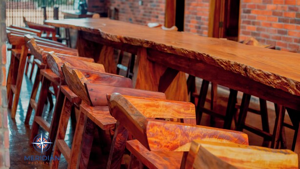 Ein langer Holztisch mit passenden B änken in rustikalem Ambiente.
