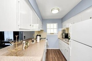 Fridge, microwave, oven, stovetop - Museum District 1BR | 2nd Floor Walk 2 Parks & Art (Houston)