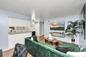 TV - Museum District 1BR | 2nd Floor Walk 2 Parks & Art (Houston)