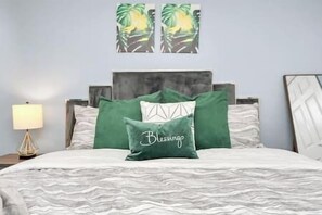 1 bedroom, iron/ironing board, WiFi, bed sheets - Museum District 1BR | 2nd Floor Walk 2 Parks & Art (Houston)