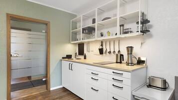 冷蔵庫、コンロ、コーヒー / ティーメーカー、電気ポット