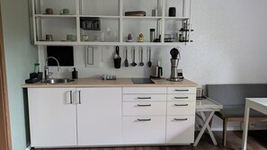 Kühlschrank, Herdplatte, Wasserkocher mit Kaffee-/Teezubehör