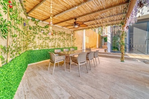 Villa, 4 habitaciones, para fumadores, alberca privada | Restaurante al aire libre