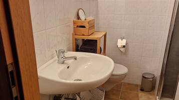 Douche, sĂšche-cheveux, serviettes fournies