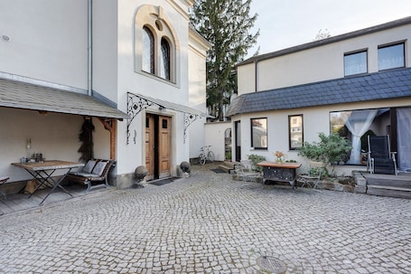 Outdoor dining. Small but Fine Double Room with Shared Terrace, Shared Garden and Wi-Fi