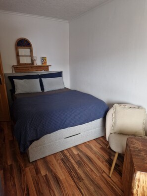 1 habitación, tabla de planchar con plancha, wifi y ropa de cama 