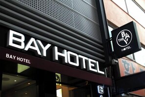La façade extérieure de l’hôtel Bay, avec son nom bien visible.