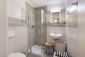Douche, articles de toilette gratuits, sèche-cheveux