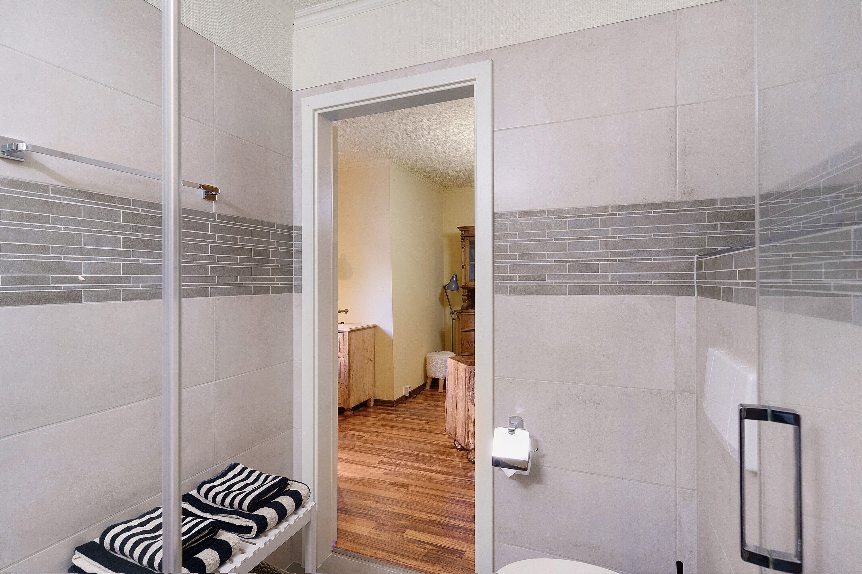 Dusche, Haartrockner, Handtücher