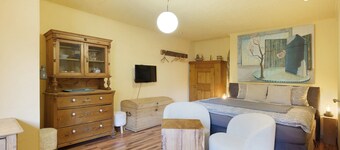 Guest House 'Romantikzimmer in Striesen' with Shared Terrace, Shared Garden and Wi-Fi