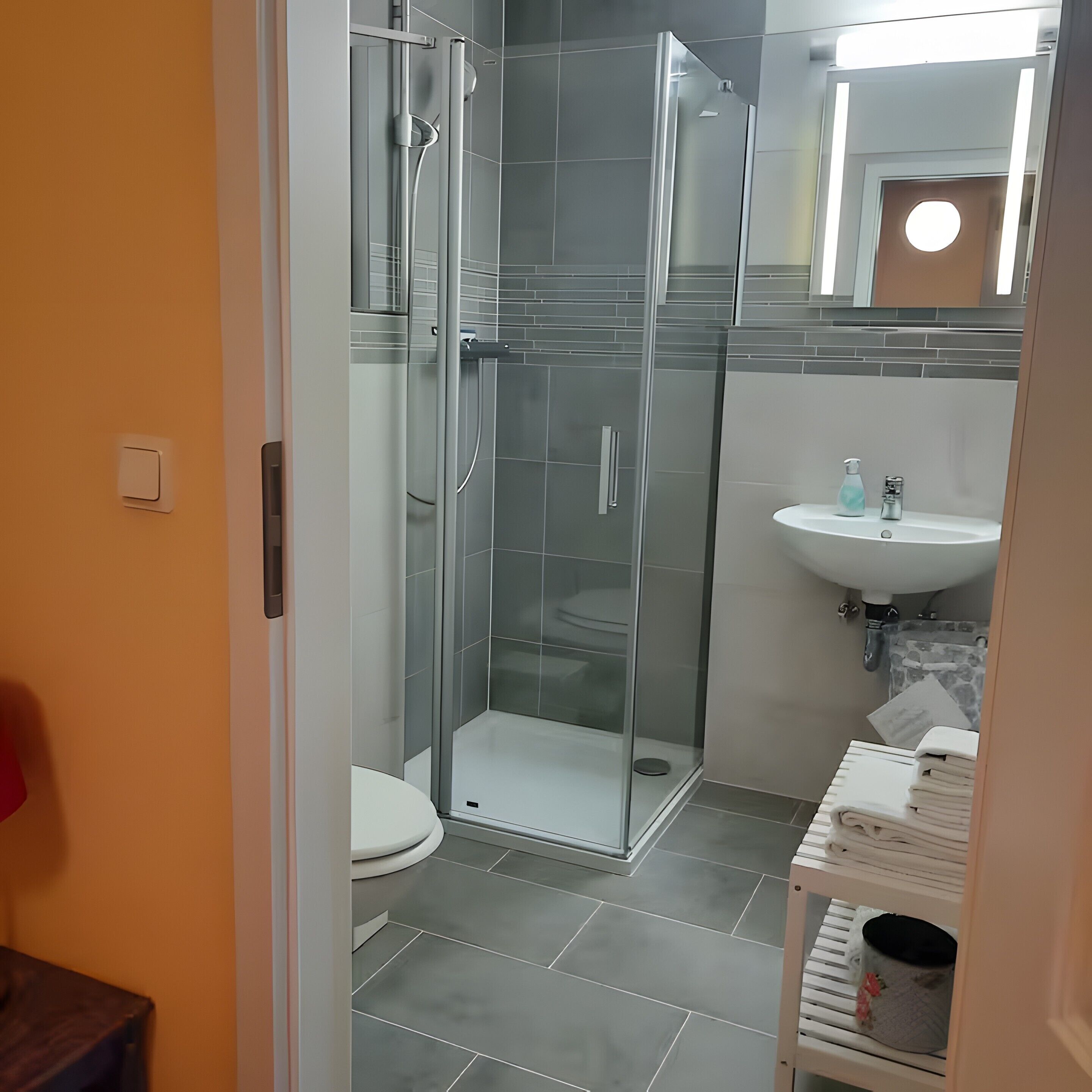 Dusche, Haartrockner, Handtücher