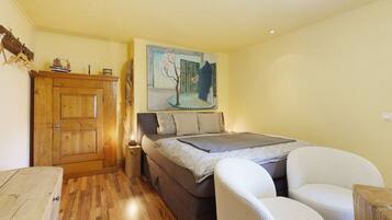 1 Schlafzimmer, BĂŒgeleisen/BĂŒgelbrett, WLAN, BettwĂ€sche