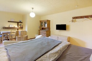 1 bedroom, iron/ironing board, WiFi, bed sheets