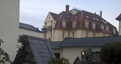 Gästehaus 'Romantikzimmer in Striesen' mit gemeinsamer Terrasse, Garten und WLAN