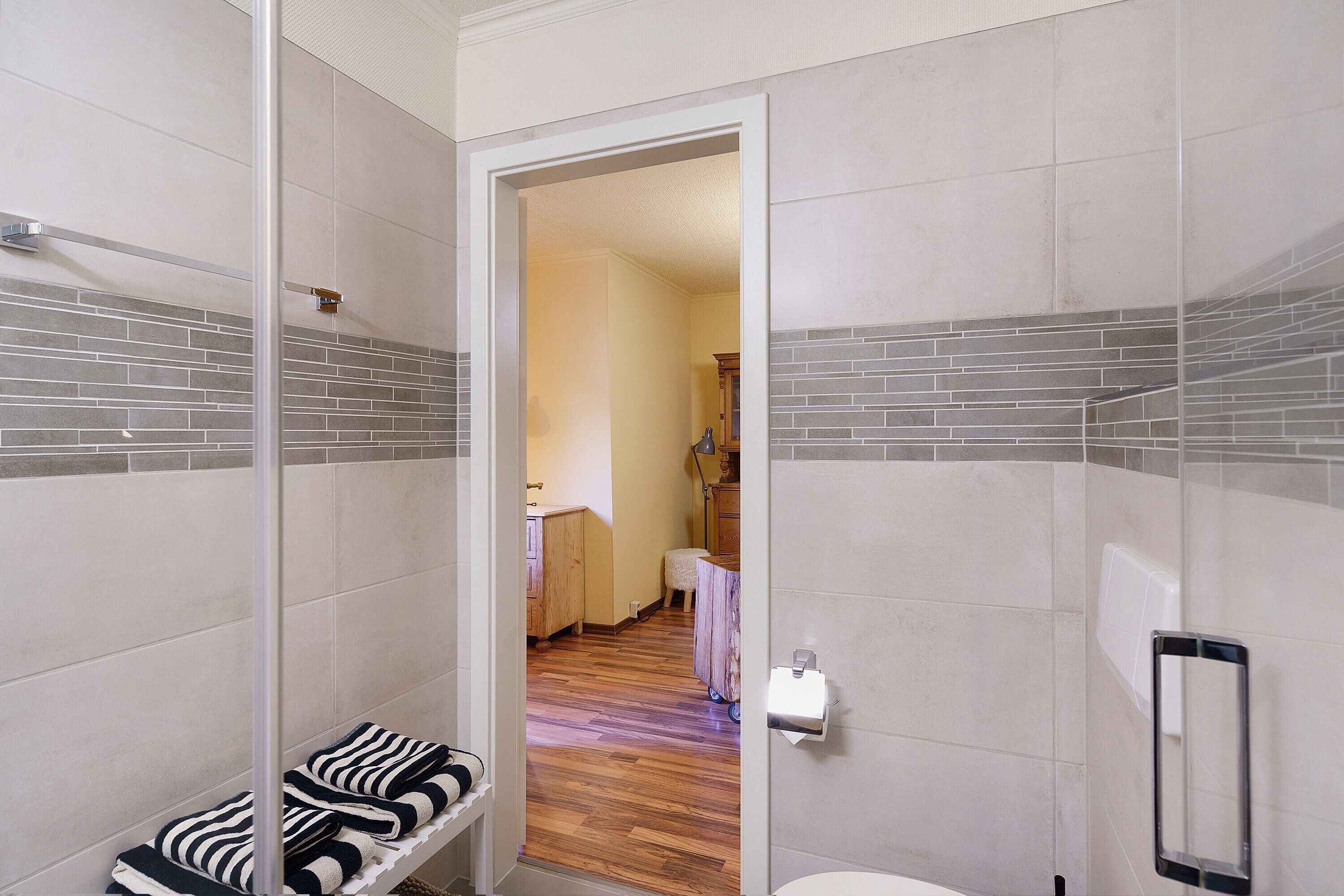 Dusche, Haartrockner, Handtücher