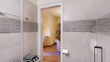 Dusche, Haartrockner, HandtĂŒcher