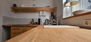 Fridge, stovetop, dishwasher, coffee/tea maker - Apartment 'Nahe Blauen Wunder' with Shared Terrace, Shared Garden and Wi-Fi (Dresden)