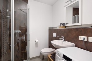 Dusche, Haartrockner, Handtücher