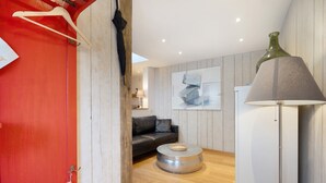 A modern living room with a round metallic coffee table, a grey floor lamp, and a grey sofa. - Apartment 'Nahe Blauen Wunder' with Shared Terrace, Shared Garden and Wi-Fi (Dresden)