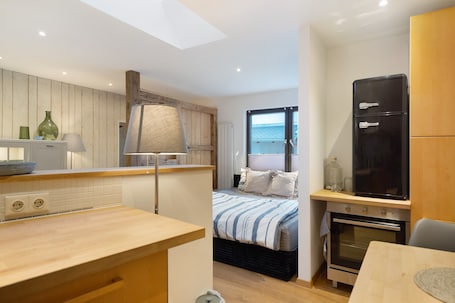 1 bedroom, iron/ironing board, WiFi, bed sheets. Apartment 'Nahe Blauen Wunder' with Shared Terrace, Shared Garden and Wi-Fi