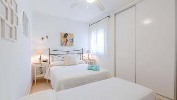 1 bedroom, free cots/infant beds, bed sheets