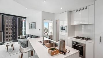 Réfrigérateur, micro-ondes, four, plaque de cuisson