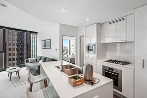 ثلاجة، ميكروويف، فرن، موقد طهي مسطح