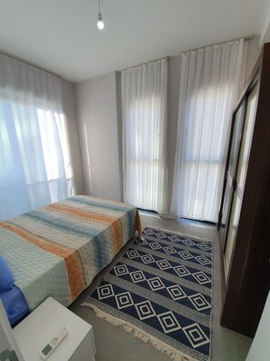 3 slaapkamers, een bureau, een strijkplank/strijkijzer, reisbedje